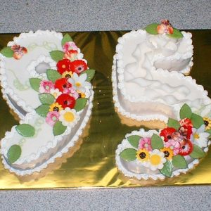Zahlentorte mit Blumendekoration
