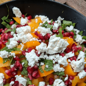Wildreis-Pfanne mit Butternusskürbis, Ziegenfrischkäse und Granatapfelkernen